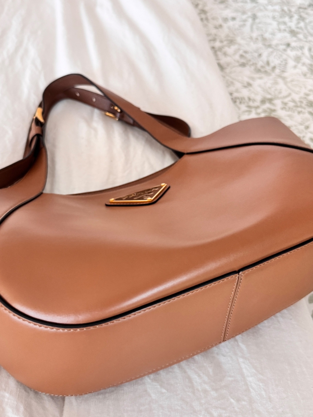 Prada Tan Leather Shoulder Bag with Gold Logo - Picture 2 of 6